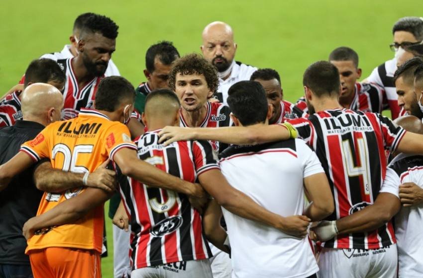  Com a presença do zagueiro  Paracatuense Célio Santos Santa Cruz vence o Náutico e está na Final do Campeonato Pernambucano 2020 .