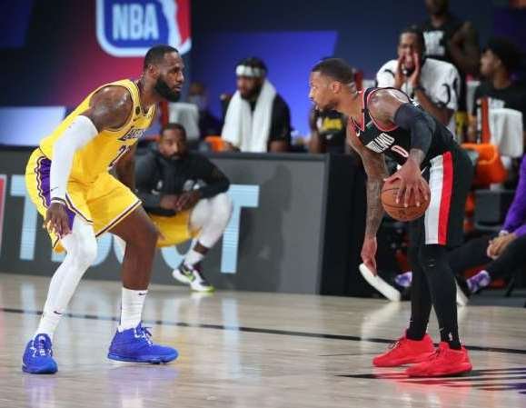  NBA: LeBron faz história, mas Lillard ‘quebra tudo’ no ‘Dame Time’ e Blazers batem Lakers na estreia nos playoffs.