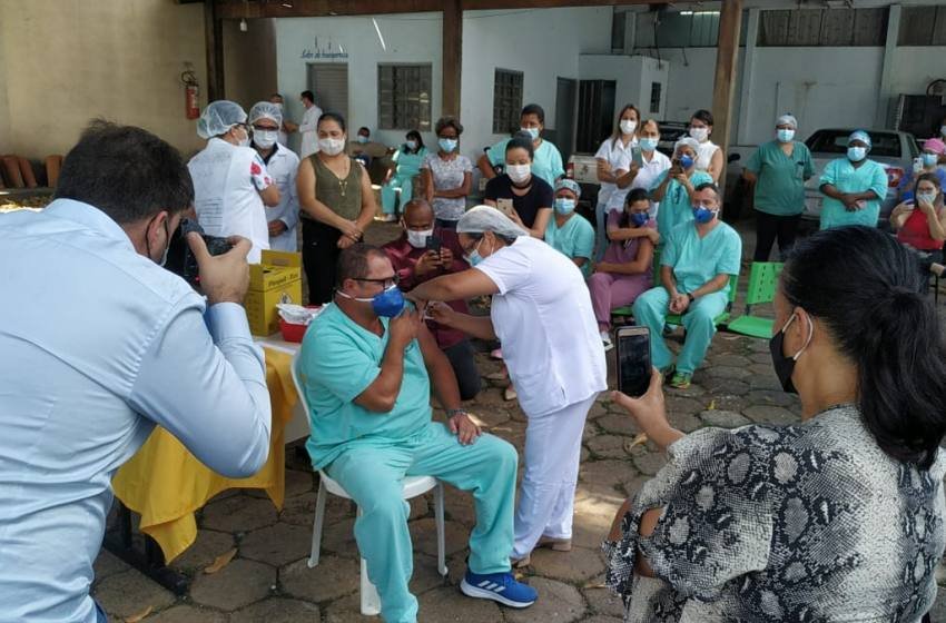  Profissionais da Saúde recebem a primeira dose da Vacina Contra Covid 19 em Paracatu.