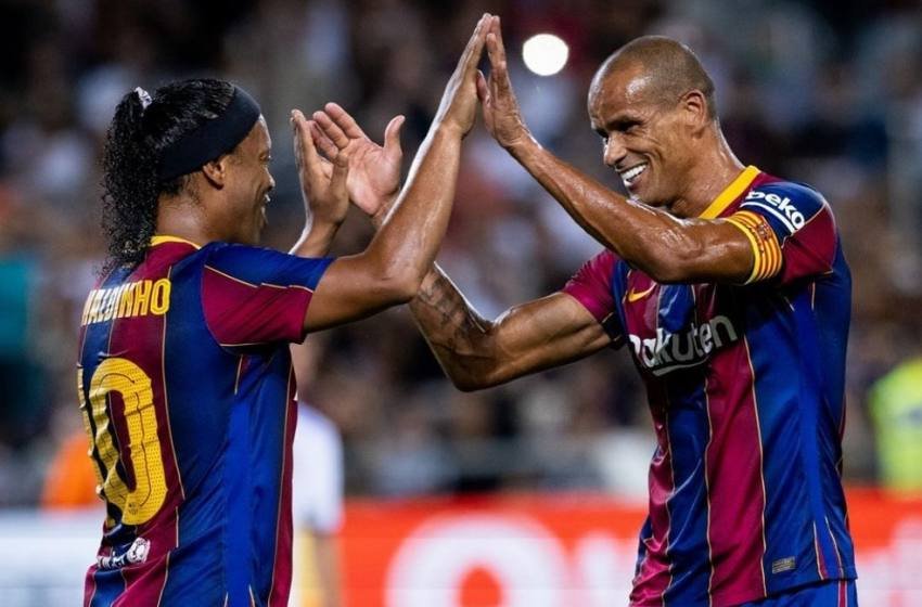  Ronaldinho marca, acerta a trave e agita a torcida em amistoso de lendas do Barcelona e Real Madrid.