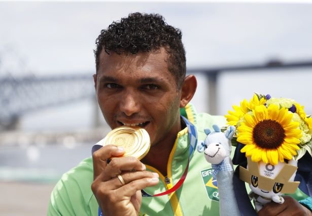  Isaquias ganha R$ 330 mil em prêmios e férias de cinco meses após ouro nas Olimpíadas.