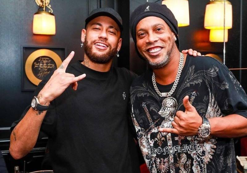  Neymar posta foto com Ronaldinho Gaúcho após jogo do PSG e brinca: “Foi driblado”.