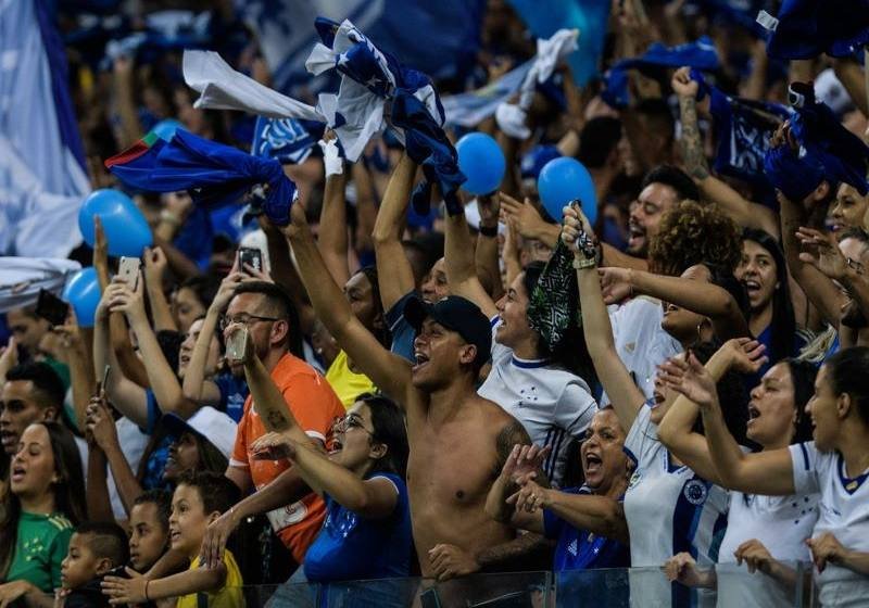  Paixão da torcida do Cruzeiro é ponto alto – e talvez único positivo – em centenário de decepções.