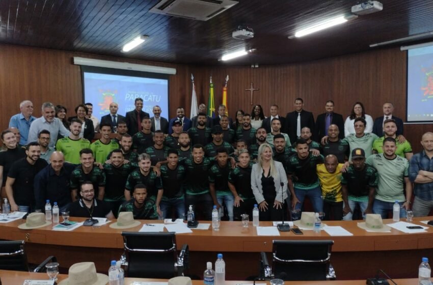  Equipe Profissional da Associação Esportiva Paracatu visita a Câmara Municipal .