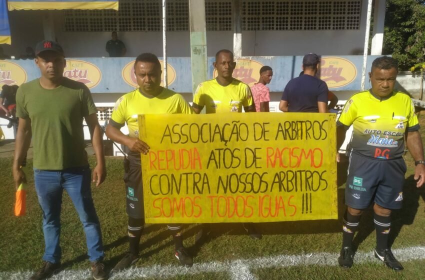  Árbitros  de Paracatu fazem protesto contra ato de racismo no Futebol Paracatuense.