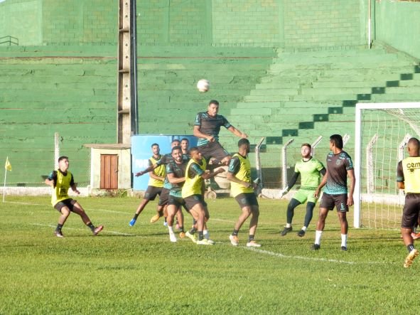  Associação Esportiva Paracatu realiza treino para o último amistoso contra o Goiás