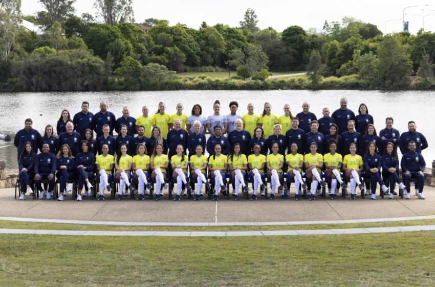  Seleção Brasileira faz foto oficial da maior delegação da história em Copas do Mundo Feminina.